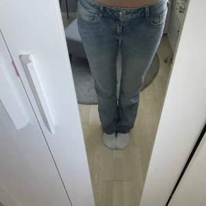 Lågmidjade jeans - Säljer mina lågmidjade jeans från hm där jag inte använder dom längre. Köparen står för frakten! 📦