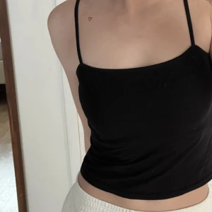 Svart linne h&m  - Ett helt oanvänt svart linne ifrån H&M i storlek xs.🖤 Jag köpte två för längesen och den här är för liten. Sitter tight och är lite kortare i modellen. 