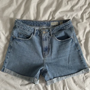 Jeansshorts  - Jeansshorts från Vero Moda i S. Små snygga slitningar runt fickorna. 