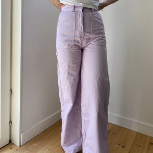 Lila jeans  - Ett par coola lila jeans från junkyard! Perfekt nu till sommaren!  I storlek xs🌸frakt tillkommer 
