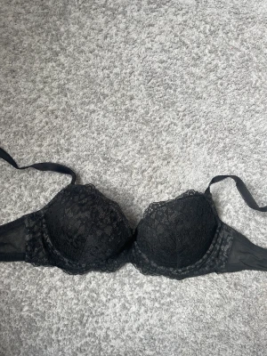 Bh - Bh i svart spets! Lappen är bortklippt men är omkring b-c kupa