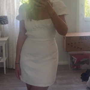 Klänning - Klänning från zara aldrig använd med lapparna kvar. Frakt tillkommer