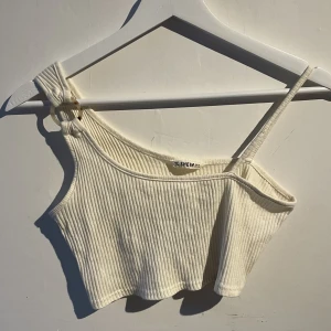 Vit topp - Vit ribbad topp med detalj på sidan 