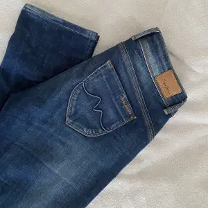 Säljer ett par superfina jeans från Pepe Jeans. Använda max 3 ggr. Superfina!🥰
