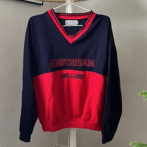 College tröja - College tröja från embrodery & design i storlek s. Sitter overzised💙❤️