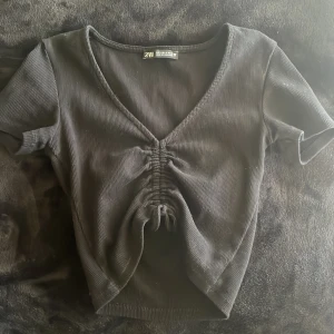 söt topp - söt och sommrig topp från zara💕 stl S men sitter som en Xs
