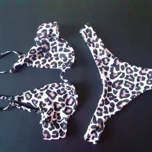 Supersnygg bikini i leopardmönster. Storlek Small