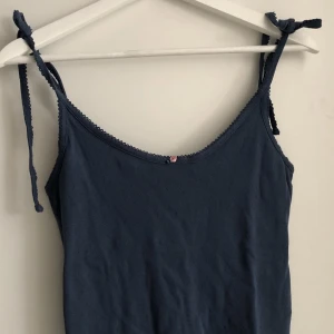 Topp - Gulligt linne från &otherstories. Storlek 38