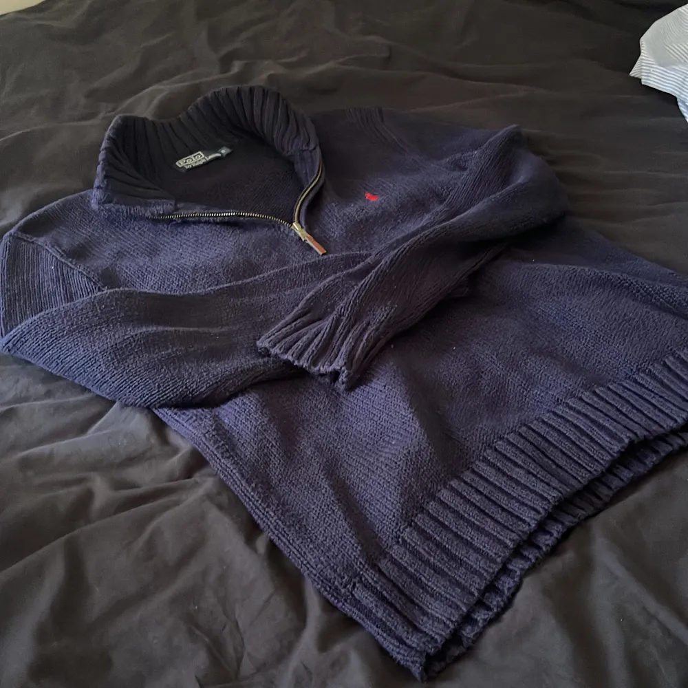 Raffe tröja, Small. Half zip. Stickat material. Mörkblå.. Stickat.