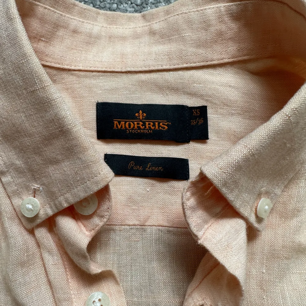 Snygg linneskjorta från Morris i en ljusorange färg. Fint skick. Använda ca 2 ggr. . Skjortor.