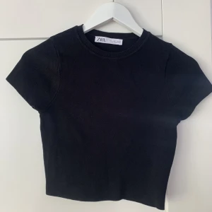 zara t-shirt - En svart, ribbad t-shirt från Zara. Storlek L men passar både de som har S och M beroende på hur man vill att passformen är. Tjejen på andra bilden brukar vanligtvis ha xs/s och är 160 cm lång! kontakta mig för funderingar, köparen får betala frakt!💕💕