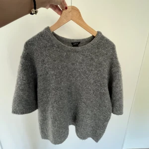stickad topp Lindex  - Intressekoll på denna jätte fina stickade slutsålda lindex  trekvartsärmade toppen i färgen grå och storlek Medium! Passar även någon som är en storlek Xs och L, kan tänka mig gå ner i pris via snabbaffär 