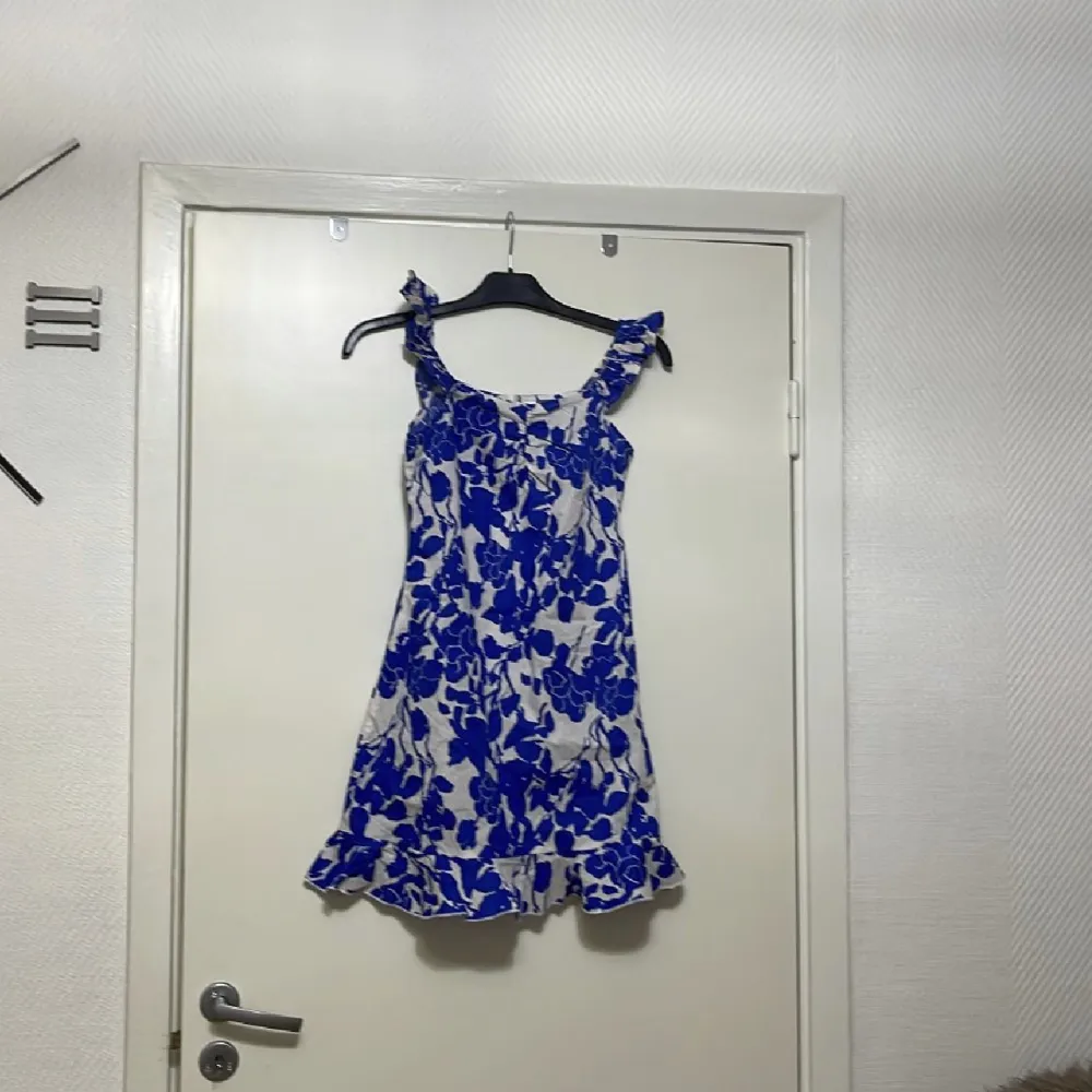 Jättefin klänning köpt från SHEIN har inte användts en ända gång. Färgen är marinblå 💙. Jag säljer den för min dotter var inte nöjd med den till en skolavslutning🥲. Klänningar.