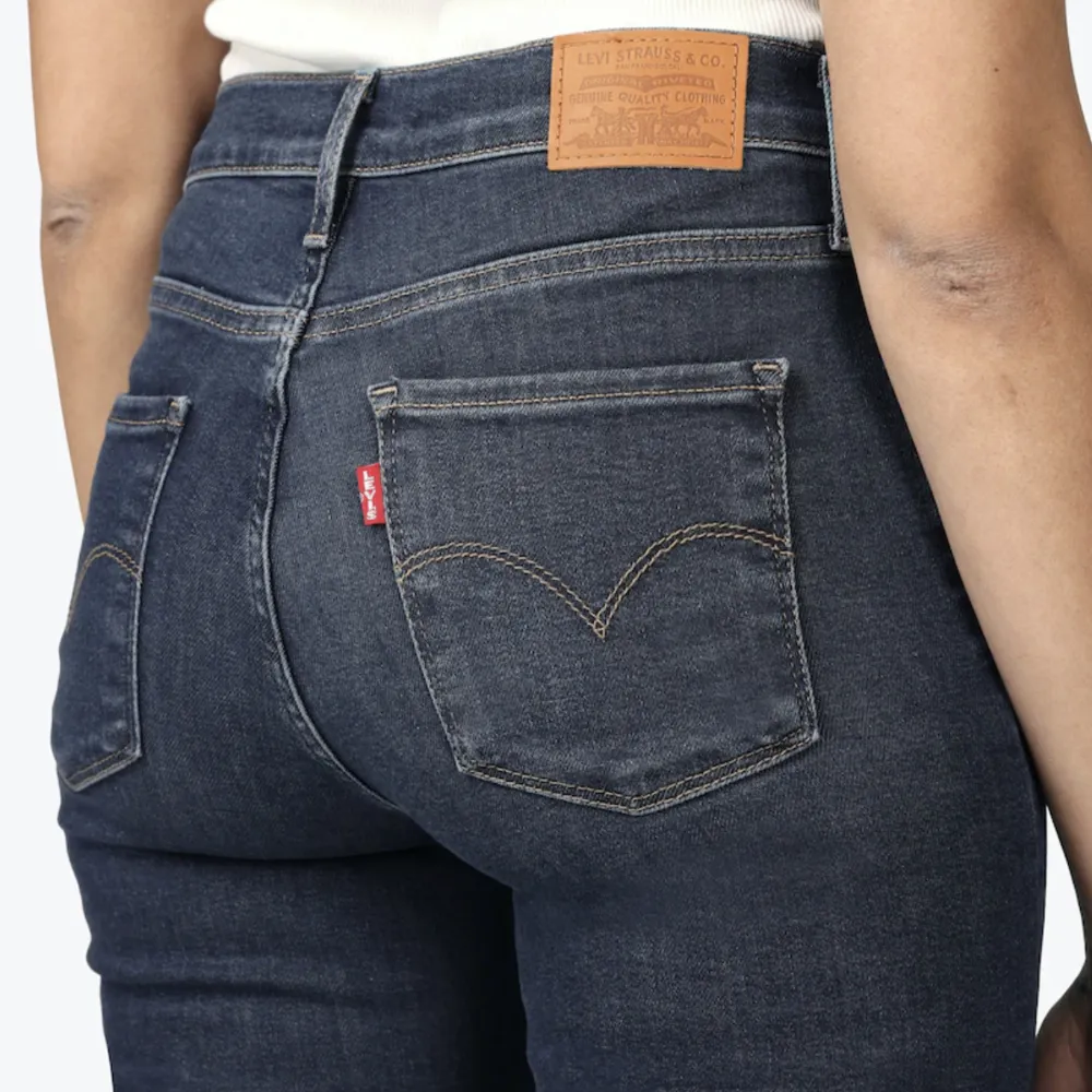 Levi’s 720 high-rise super skinny jeans i storlek 24x30. Helt oanvända med alla lappar kvar, nypris 1300kr💕. Jeans & Byxor.
