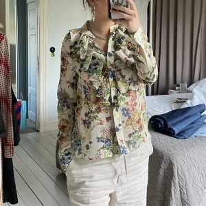 Blus - Super söt blommig blus från HM, volanger runt bröstets öppning. I fint skick och sparsamt använd:)