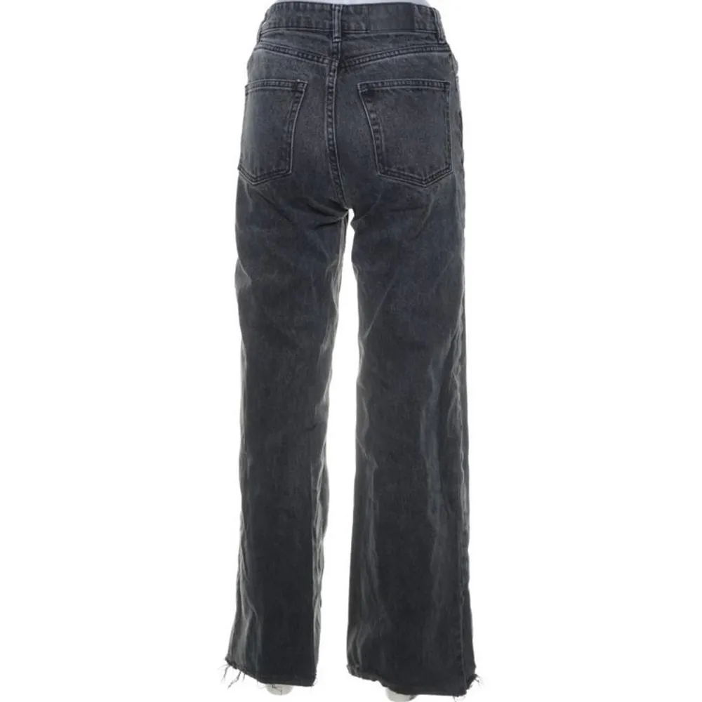 Snygga jeans som är använda några gånger. Inköpspris: 499kr💕. Jeans & Byxor.