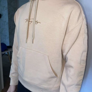 Tommy Hilfiger Hoodie - Helt oanvänd hoodie. Användes en gång för att ta bilderna. Inga fel på hoodien och den luktar fortfarande som direkt från butik