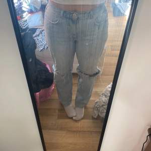 säljer mina ljusblåa jeans från gina tricot, dom är mid waist. Kom privat fö fler bilder💞