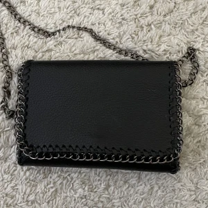 Tiamo väska dupe - Säljer min tiamo liknande väska. ❤️ Vet ej vart den är ifrån, fick den i present! Måtten ses på bild men skriv privat om du behöver mer bilder/mått. Köpare står för frakt! 🫶