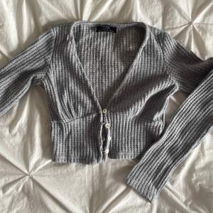 En grå tröja/kofta från bershka i storlek xs. Bra skick👍