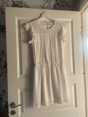 Vit klänning - Vit klänning från grunt som passar en xs/s, så fin och somrig 💖💕