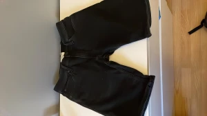 Jeans shorts - Hej, säljer ett par svarta jeans shorts det är väldigt mjukt material på shortsen, de är i storlek M och har används cirka 4 gånger, det är inga hål eller skador på de.