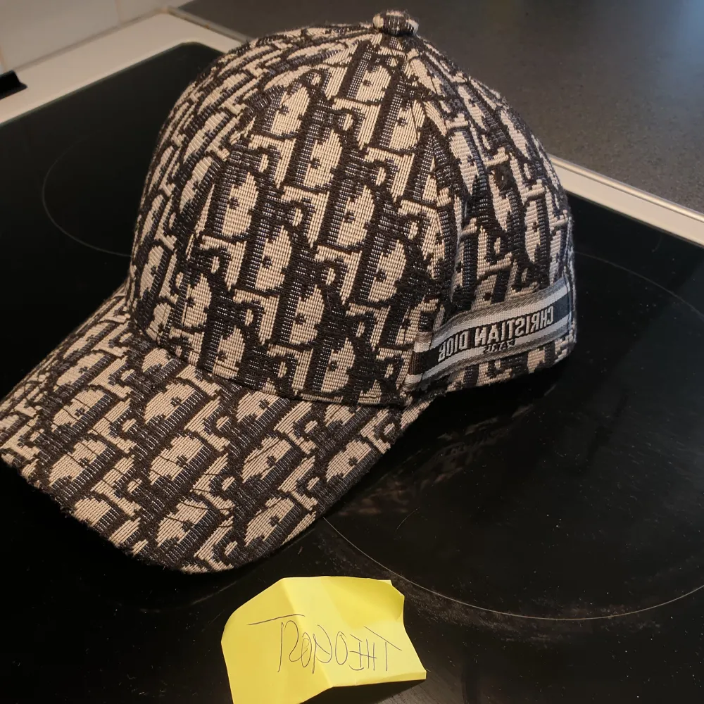 Helt oanvänd dior keps. Kan skicka fler bilder.  Säljer pga jag har för stort huvud.. Asusteet.