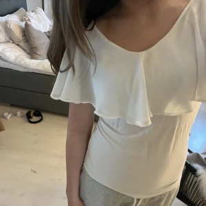 Vit blus  - Säljer denna super söta blusen, använd ett fåtal gånger, (frakt 49kr)
