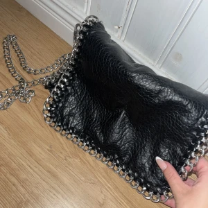 Kedjeväska - Jättefin kedjeväska som är köpt på Scorett för några år sedan, säljer för att den inte kommer till användning längre 🖤