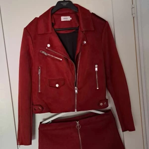 Set från only - Helt nytt och oanvänt, jackan är i strl 40, mer som 38 och kjolen är i strl 38