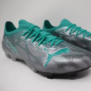 Fotbollsskor - Säljer ett par puma x Mercedes amg då de ej kommer till användning.  Skick 9.5/10 endast använd 1 gång! Nypris 2599:- Pris ej hugget i sten!