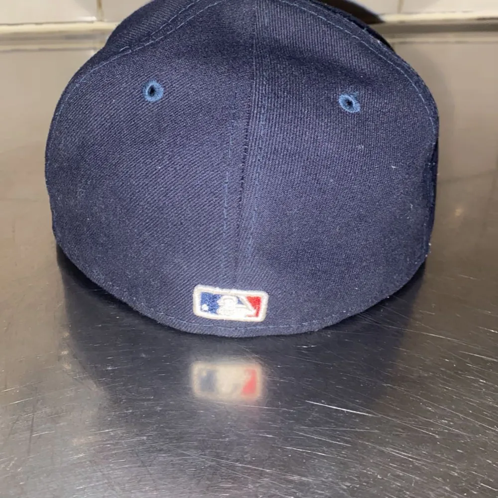En riktigt nice Fitted baseboll cap, jätte bra skick och väldigt bekväm skön keps för sommaren. Accessoarer.