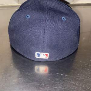 En riktigt nice Fitted baseboll cap, jätte bra skick och väldigt bekväm skön keps för sommaren