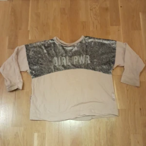 Girl power rosa tröja  - Rosa girl power tröja med et snit av samet, har egna på sydna detaljer men kan lätt tas bort.