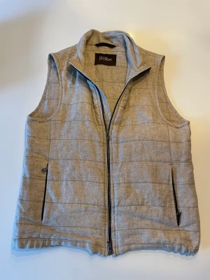 Linne vest  - Linne väst frpn Oscar jacobsson, använd en sässong och i bra skick. Säljer vesten för att den är för liten men va väldigt nöjd med den.