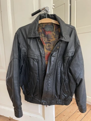 Vintage läderjacka bomber - Säljer denna perfekta bomberjacka i äkta läder, köpt vintage! Oversized modell💘