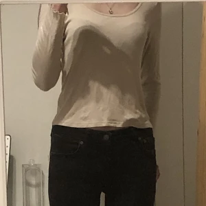 Tröja från Lindex  - En tröja från Lindex, lite genomskinligt men inte så synligt. Mycket bra skick och knappt använd.❤️100 kr plus frakt ❤️original pris 200 kr ❤️