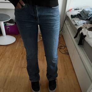 jeans från gina tricot i modellen flare full length som inte kommer till använding. 