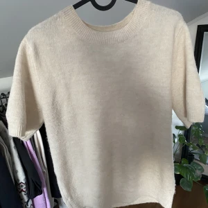 Beige stickad T-shirt  - T-shirt från HM i storlek S, knappt använd så i väldigt bra skick😇 skriv för fler bilder🫶