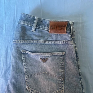 Armani Jeans - Väldigt bra skick, använd bara några gånger! Säljer då dem inte riktigt passar mig längre! Pris kan diskuteras vid snabb affär! 