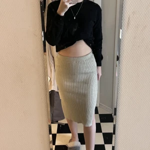 Stickad kjol med slits - Fin stickad kjol i stretchigt material från NA-KD! Slits på båda sidorna.❤️