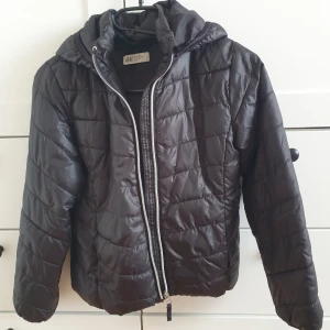 Tjej jacka - Vadderad jacka från H&M storlek 134. Använd bra skick 