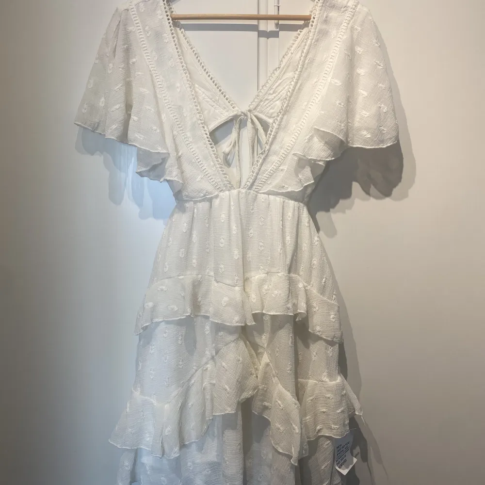 Superfin studentklänning från ASOS, den är helt ny och aldrig använd. Säljer pga att den är för stor för mig och hann inte returnera. Köpte för 569kr men säljer för 500kr inkl frakt 🥰. Mekot.