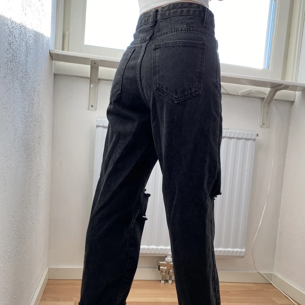 ett par svarta ripped wideleged jeans, från shein i storlek XXS, använd ett par gånger. Köpet är bindande . Jeans & Byxor.