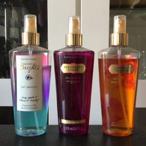 Victoria’s secret mist bara första  - Knappt använda Sky bright- crisp Apple/ vibrant poppy   Passionate kisses- körsbär vanilj såld Coconut passion- vaniljkokos-såld