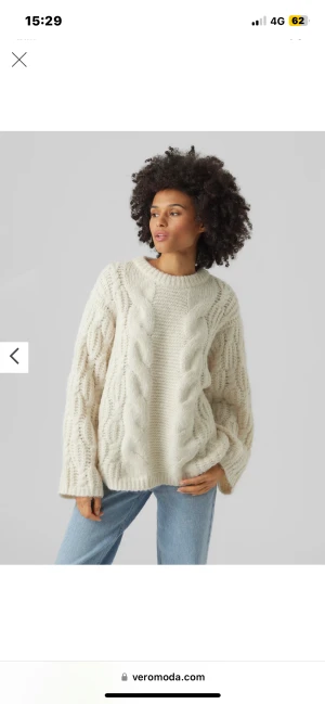 Stickad vit tröja - Säljer min mysiga stickade tröja från vero Moda. Tröjan är o storlek xs och är helt slutsåld på hemsidan. Den är helt ny med prislapp kvar✨😀 Köp direkt för 500💕 Nypris 600 mitt pris 400💓