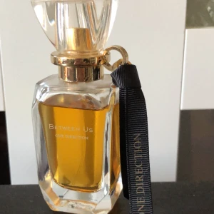 Parfym One direction  - Between us Vanilj doft typ Knappt använd  +dusch tvålen 