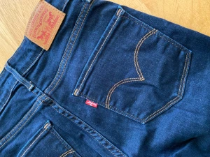 Levis 721 high rise skinny - 25 - Snygga jeans i storlek 25. Har lite slitage nere på benen och är helt nya. 