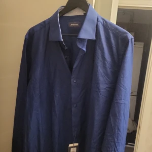 Skjorta XL - Säljer min oanvända skjorta ifrån dressman i storlek XL. Prislapp sitter fortfarande på. Nypris 600 kr. 