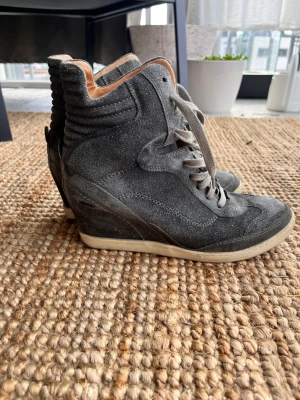 Klackskor  - Klackskor som aldrig används. Precis som på förra så har jag lagt bort skorna o kan kolla märket vid intresse, något okänt på dessa också.